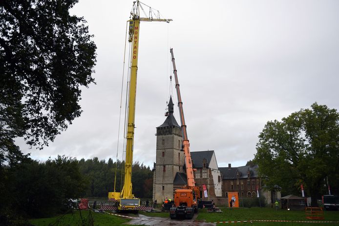 Consumeren olie Michelangelo Burcht van de Rode Ridder wordt gerestaureerd: 500 jaar oude torenspits van  Kasteel van Horst gehaald | Holsbeek | hln.be