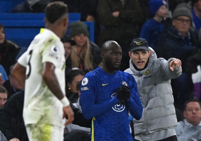 Tuchel praat met Lukaku.