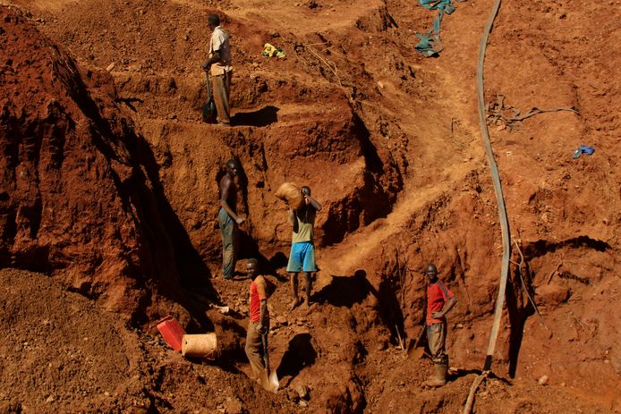 Illustratiefoto: werknemers aan een goudmijn in Zimbabwe.