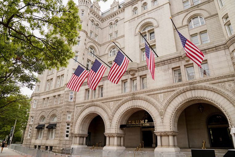 Het Trump International Hotel in Washington, waar betalende klanten één keer per maand mogen aanschuiven om een gunst te vragen van de president. Beeld REUTERS