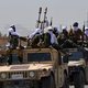 Taliban houden militair defilé met veroverde Amerikaanse voertuigen