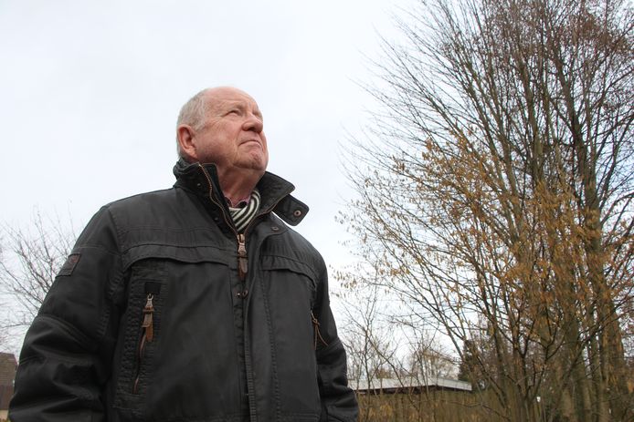 Hans Wagenmans kijkt in Eibergen somber naar de lucht: vluchten op weg naar Schiphol komen over vanwege het radiobaken bij het Haaksbergerveen. Hij ziet een bedreiging in laagvliegende vliegtuigen naar Lelystad Airport vanwege de geplande wachtgebieden achter de IJssel.