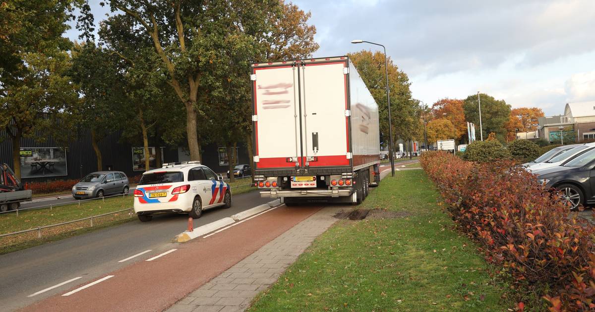 Scooterrijder moet na botsing met auto in Apeldoorn mee naar het ziekenhuis.