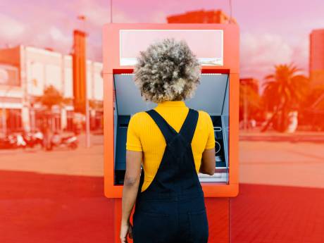 Banken vragen geld voor betaalrekening, maar bieden nauwelijks spaarrente: zo zit het