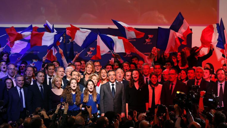 Francois Fillon en aanhangers zingen het Franse volkslied tijdens een verkiezingsbijeenkomst. Beeld afp