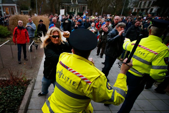 Archieffoto 2014. Buiten het gemeentehuis in Loppersum, waar minister van Economische Zaken Henk Kamp een persconferentie hield over de toekomst van de gaswinning in de provincie Groningen, maakten enkele honderden mensen flink kabaal.
