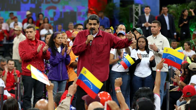 De Venezolaanse president Nicolas Maduro spreekt zijn aanhangers toe in Caracas. Beeld epa
