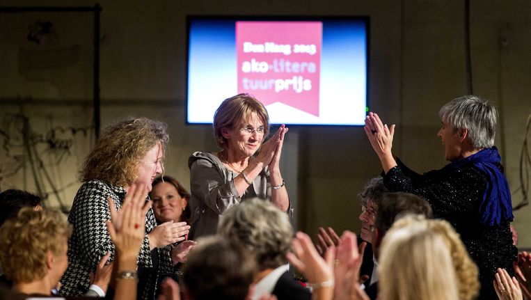 Joke van Leeuwen (M) ontvangt felicitaties nadat zij afgelopen jaar met haar boek 'Feest van het begin' de winnaar is geworden van de AKO Literatuurprijs. Beeld ANP Kippa