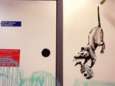 Straatartiest Banksy toont hoe hij Londense metro beschildert: “Om mensen eraan te herinneren dat ze hun mondmasker moeten dragen” 