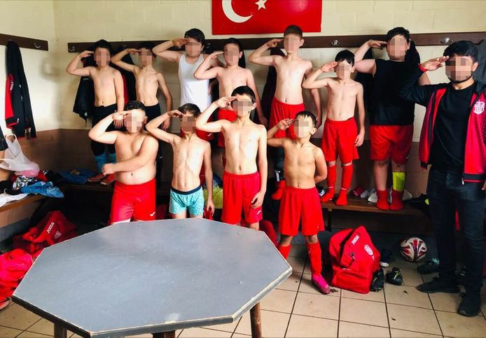 De bewuste foto van de min 10-jarigen van de Beringse club Turkse FC.