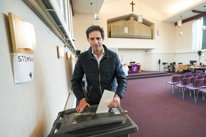 CDA-leider Wopke Hoekstra brengt in Bussum zijn stem uit voor de gemeenteraadsverkiezingen.