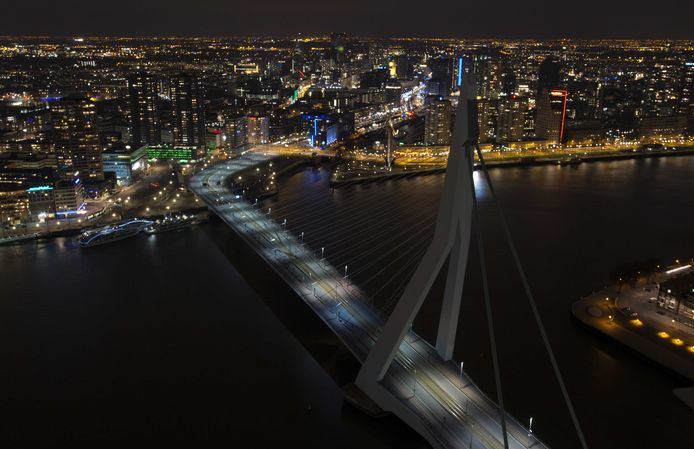 De skyline van Rotterdam met de Erasmusbrug zonder licht tijdens een eerdere editie van Earth Hour.