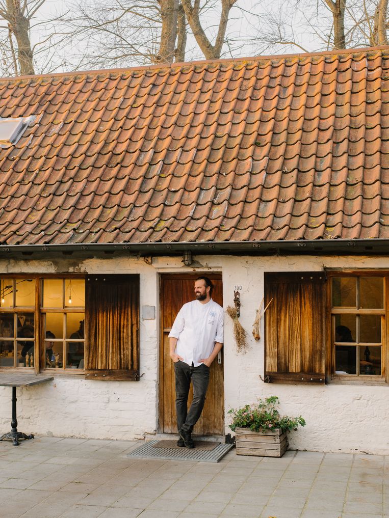 Willem Hiele aan zijn restaurant in Koksijde: “Het is en blijft keihard knokken, maar als de mensen niet naar de zee mogen komen, breng ik de zee wel naar hen.”
 Beeld Kevin Faingnaert