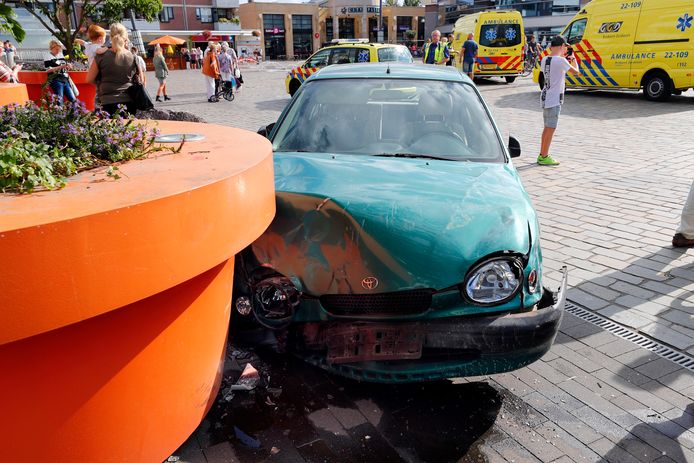 Auto rijd in op terras meivelt