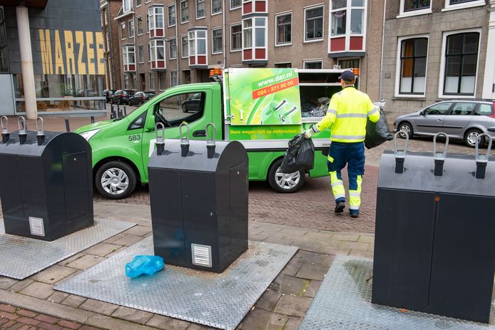 Een medewerker van reinigingsbedrijf DAR maakt een zwerfvuilronde langs afvalcontainers.