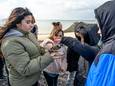 Leerlingen van 't Kofschip aaien een opgezette bontbekplevier die Wilco Jacobusse standaard meeneemt bij de opruimacties met kinderen. Het vogeltje zelf laat zich op het strandje bij Zierikzee niet zien, wél horen op afstand.