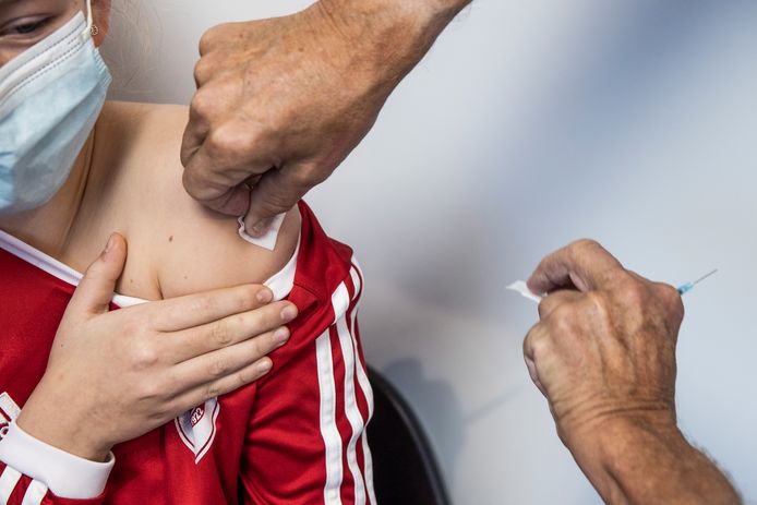 Un enfant de 11 ans recevant le vaccin anti-Covid au Danemark, le 28 novembre dernier.