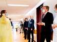Koning Willem-Alexander bezoekt covid-afdeling Haags ziekenhuis en spreekt vermoeide artsen
