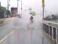 Un motard fait un impressionnant aquaplaning sur une route inondée