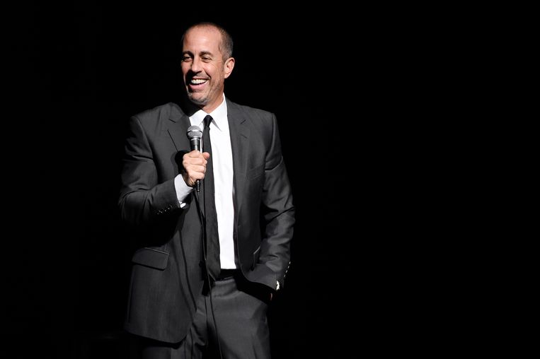 Comedian Jerry Seinfeld op het podium in New York, november 2018. ‘Je moet er zijn slome dictie dan nog bijdenken, alsof er wat Velpon aan zijn woorden hangt.’ Beeld Getty Images for Baby Buggy