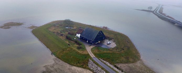 In de Noordwaard in de Biesbosch zijn boerderijen op terpen gebouwd, zodat de polders bij hoogwater - zoals op deze archieffoto - als berging kunnen fungeren