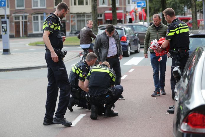 De politie doet onderzoek op de plek waar de man werd mishandeld op de Willem de Zwijgerlaan.