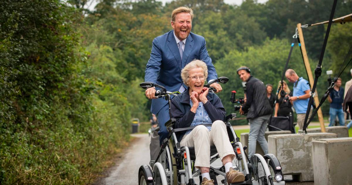 KIJK. Koning Willem-Alexander bezorgt oudere dame ritje van haar leven op rolstoelfiets