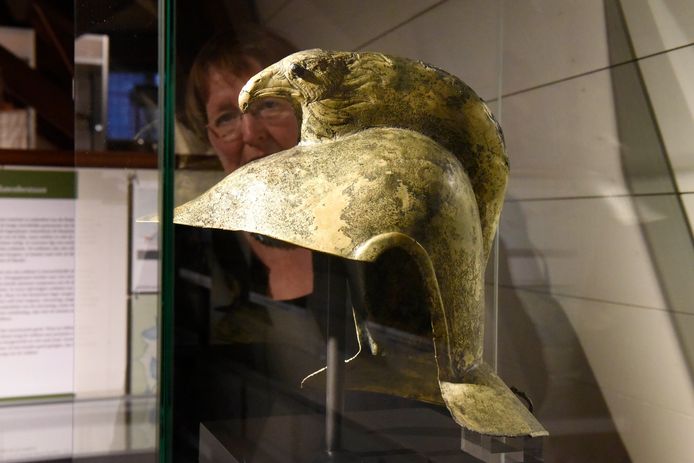 De Romeinse helm in het Stadsmuseum in Woerden.
