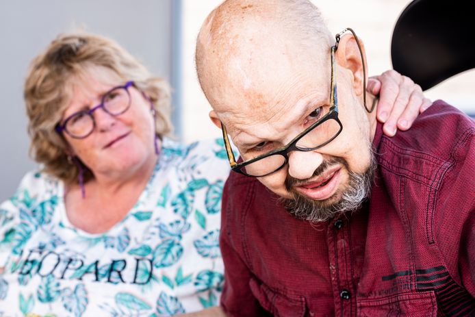 Erika en Roy Westerweel zijn ongelukkig met het gebrekkige rolstoelvervoer.