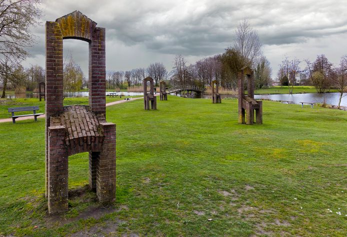 De bakstenen stoelen, Kunstwerk in het wandelpark Gemert van de Bredase kunstenaar Dick Fluitsma