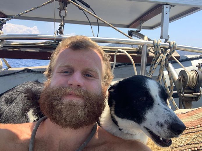 Arno Meyns en zijn ‘boothond’ Freeda. Samen waren ze onafscheidelijk tijdens die ongelofelijke wereldreis.