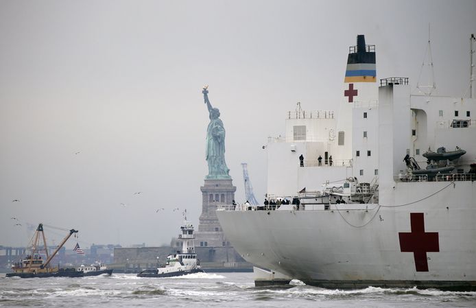 Het hospitaalschip 'Comfort' passeert het vrijheidsbeeld op weg naar de haven van New York.