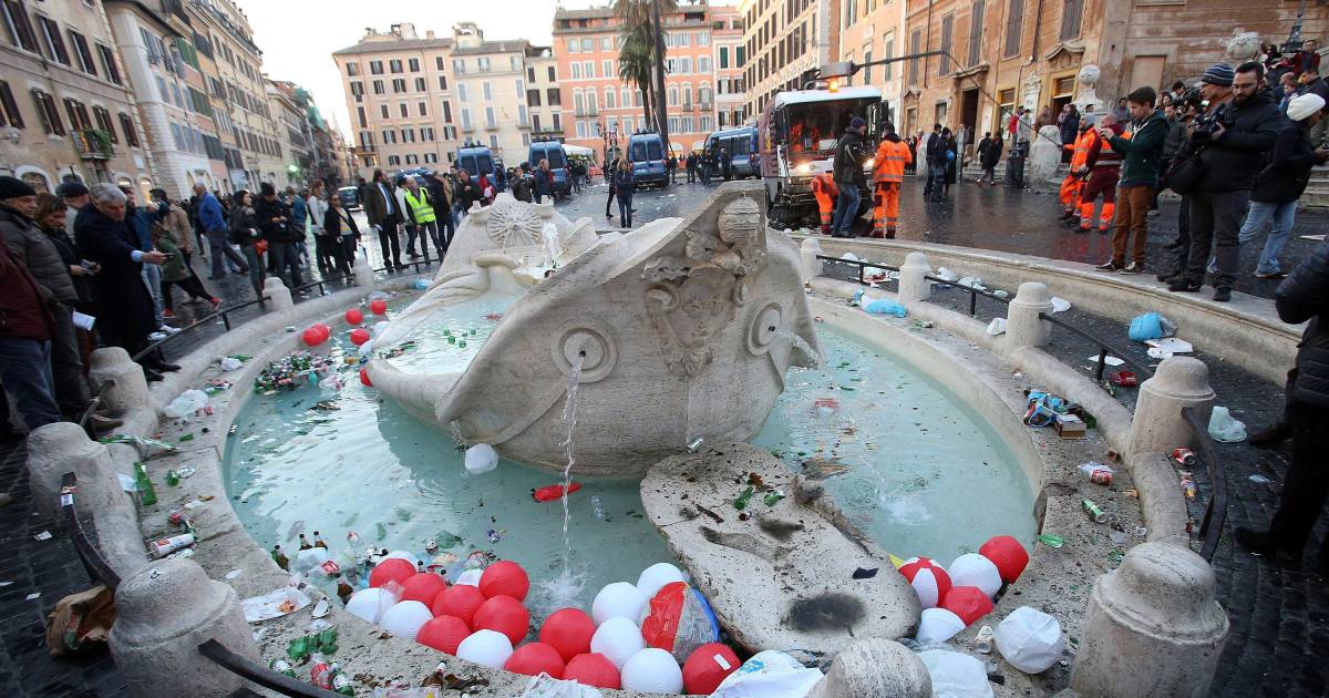 Attesi a Roma centinaia di tifosi del Feyenoord: folla alle fontane e vigilanza sulle attrazioni |  calcio olandese