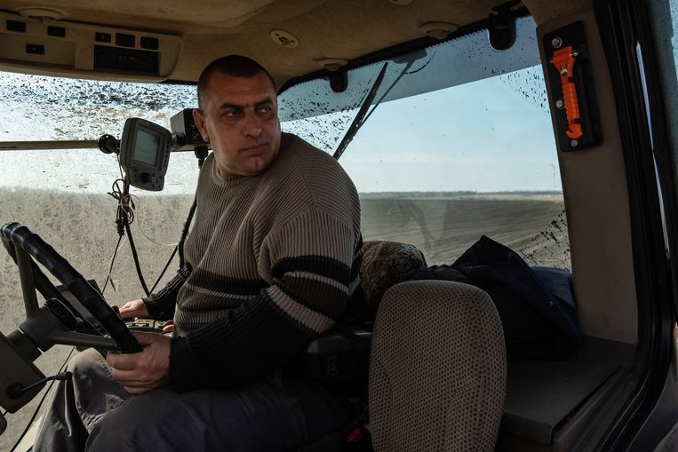 Boer Adriy zaait mais op het land van Soeslov. Beeld Giulio Piscitelli voor de Volkskrant