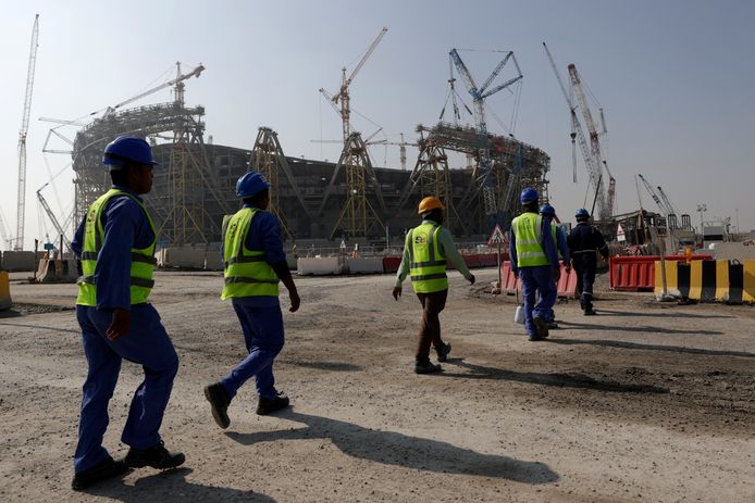 Werkers in 2019 op weg naar het werk aan de bouw van het Lusail Stadion in Qatar.