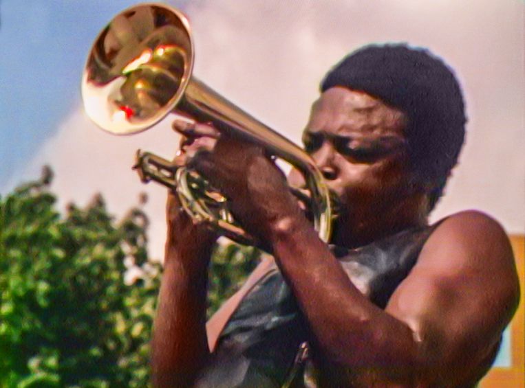 Kornetspeler Hugh Masekela op het Harlem Cultural Festival. Beeld Searchlight Pictures/20th Century Studios
