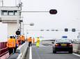 Rijskwaterstaat is bezig met de voorbereidingen voor het vervangen van de brugklep van de Haringvlietbrug. De brug gaat acht weken dicht.
