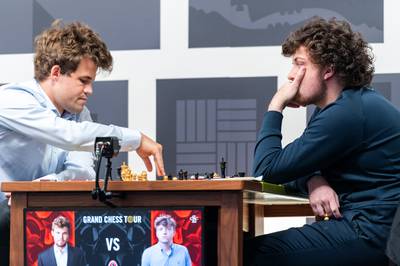 Snoeiharde beschuldiging Magnus Carlsen geeft nieuwe dimensie aan schaakoorlog: “Niemann speelde vaker vals”