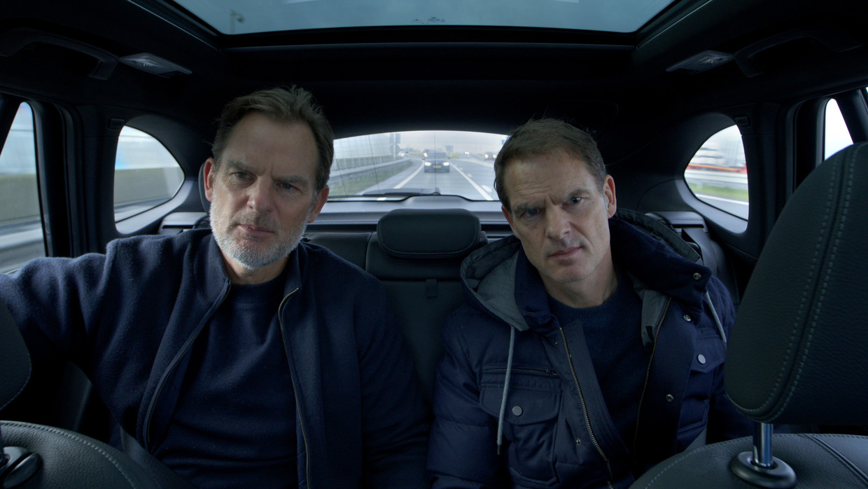 Sorotan film: Percakapan antara Louis van Gaal (di belakang kemudi) dengan saudara Frank dan Ronald de Boer di kursi belakang.  gambar 