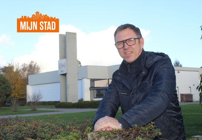 Mijn Stad Jan Martens aan de kerk van de Sint-Jozefwijk in Eeklo.