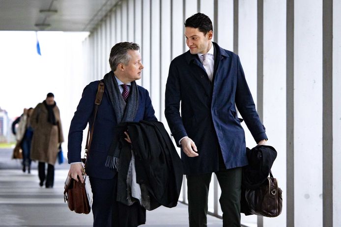 Advocaat Bernard Sprenger (r) komt aan bij de rechtbank. Verdachten Giërmo B. en Moreno B. gaan in hoger beroep tegen de straffen die de rechtbank van Amsterdam ze oplegde voor het doodschieten van advocaat Derk Wiersum