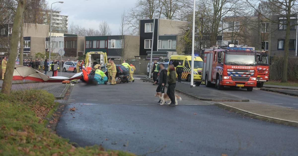 Man belandt onder auto bij ongeval in Eindhoven.