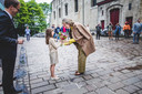 De 7-jarige Zoë Van den Bossche mocht bloemen overhandigen aan de koningin.