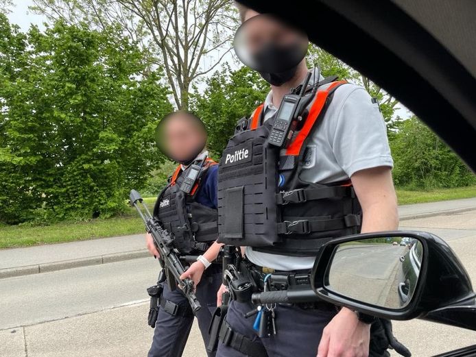 Zwaarbewapende politie kamt de omgeving van de Leuvense Vaart uit.