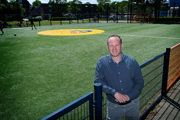 Arthur van Moorst, strateeg Sport bij de gemeente Dordrecht, op het Cruyff Court in de wijk Stadspolders.
