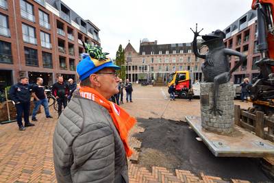 Carnavalsmonumenten Puit en Dikkop terug in centrum van Oudenbosch