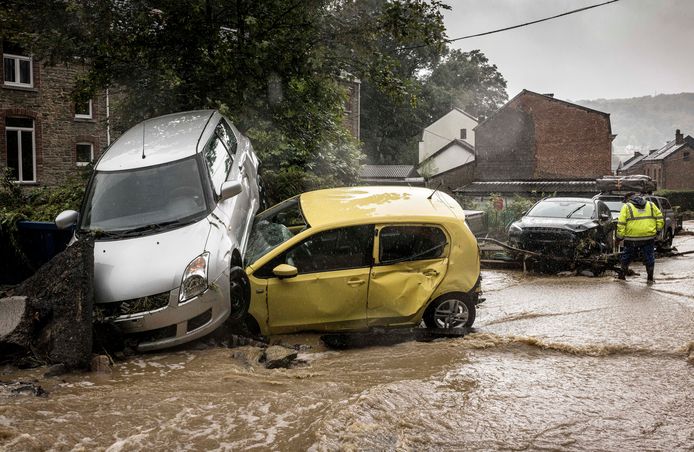 In Méry, een dorp ten zuiden van Luik dat vlak aan de Ourthe ligt, worden auto's meegesleurd door het kolkende water in de straten.