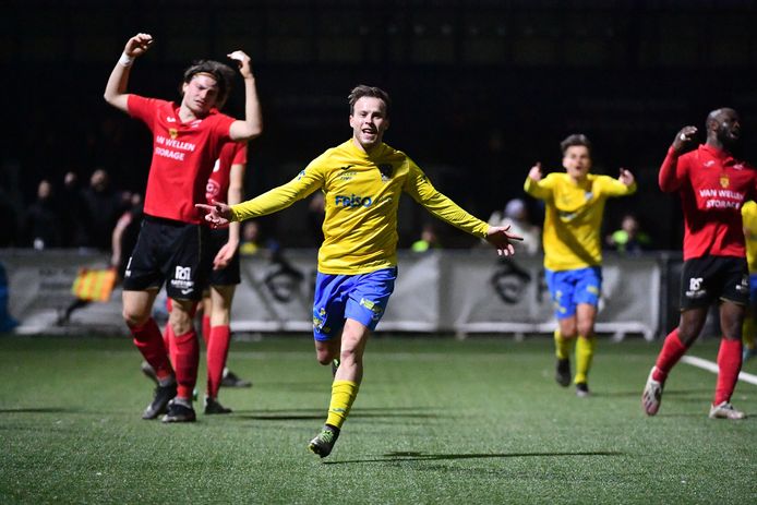 Dominique Ernst heeft net de 1-0 gescoord, bij Cappellen overheerst ontgoocheling.