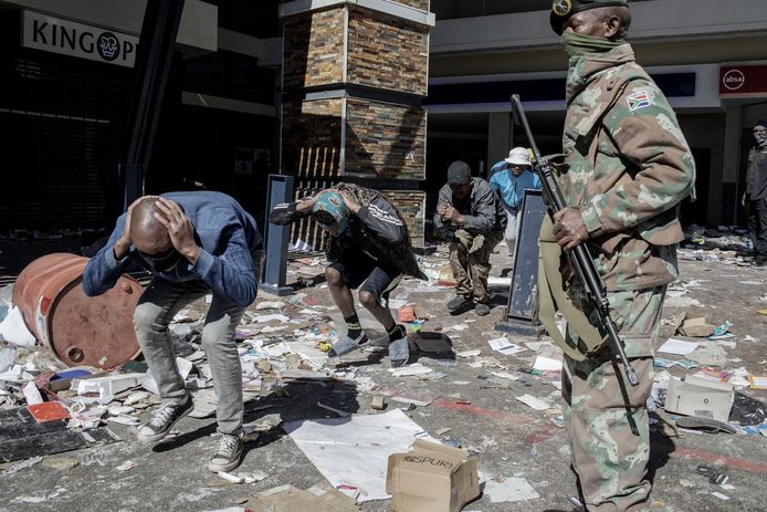 In Soweto pakken militairen mensen op die een winkelcentrum hebben geplunderd.