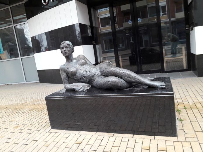 Ainsi - Soit - elle (zoals zij is) zoals het beeld was te zien aan de Stationsstraat. Vlakbij de ingang naar parkeergarage Koningshaven.